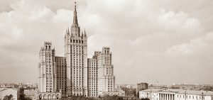 MoskvaHod_Moskovskie-ploshchadi-4.-Kudrinskaya.-Arhitekturnye-kontrasty-300x141.jpg