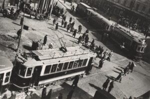 Думаете, только сейчас на улицах Москвы многолюдно и все заполнено транспортом?