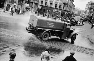 Думаете, только сейчас на улицах Москвы многолюдно и все заполнено транспортом?