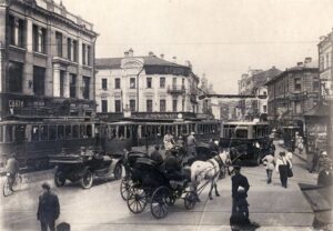 Думаете, только сейчас на улицах Москвы многолюдно и все заполнено транспортом?
